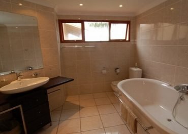 Agulhas House bathroom